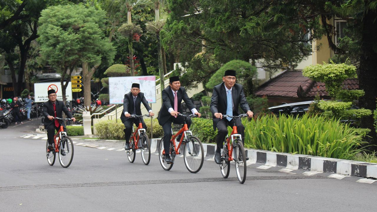 PERCOBAAN: Rektor Untidar bersama tiga Wakil Rektor menjajal inovasi sepeda yang diluncurkan oleh Wakil Rektor Bidang Akademik di area kampus.(Dokumentasi Humas Untidar)