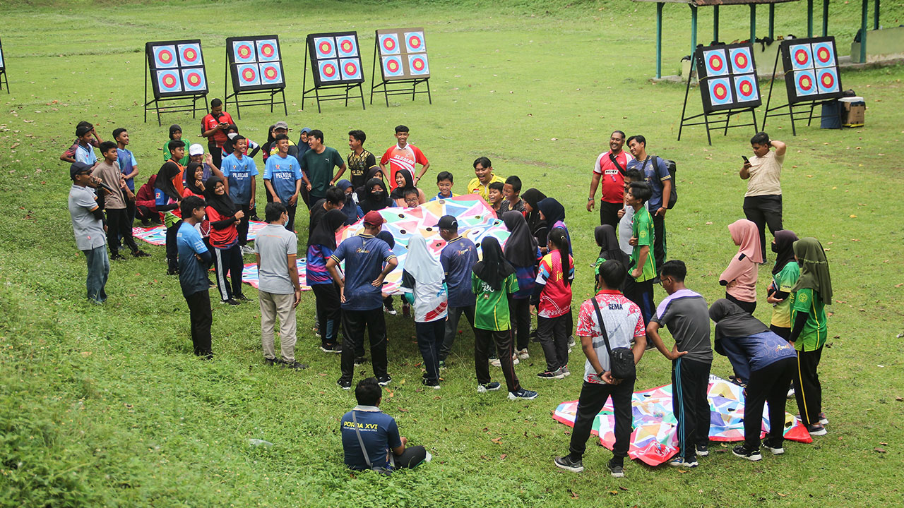 PERSIAPAN: Warga menyaksikan latihan atlet panahan DIJ di Lapangan Yonif 403 Wirasada Pratista, Depk, Sleman, Kamis (6/10). (Gregorius Bramantyo/Radar Jogja)
