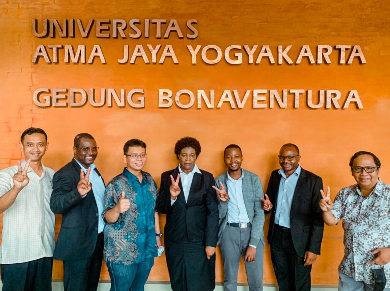 KUNJUNGAN : Embassy of Zimbabwe melakukan kunjungan ke Universitas Atma Jaya Yogyakarta (UAJY), Rabu (19/10). (UAJY for RADAR JOGJA)