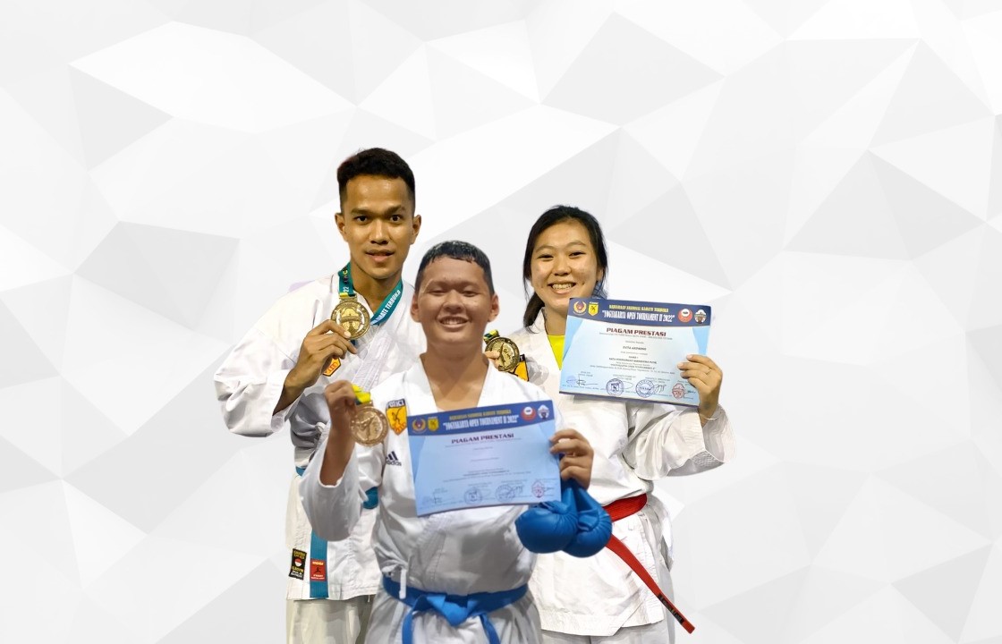 JUARA : Tiga perwakilan Karateka UAJY berhasil meraih piagam dalam ajang Yogyakarta Open Tournament II 2022. (UAJY for RADAR JOGJA)
