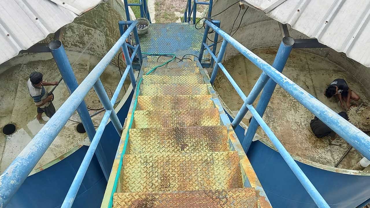 DIKURAS - Memasuki musim penghujan pekerja PDAM Tirta Handayani membersihkan reservoir di wilayah sumber air di Gombang, Seropan, Semanu kemarin (26/10).(PDAM Tirta Handayani untuk Radar Jogja)