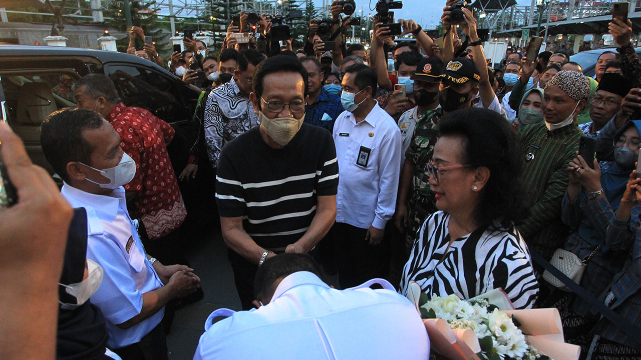 MOMENTUM: Gubernur DIJ Hamengku Buwono X tiba di Stasiun Tugu Jogja, kemarin (12/11), usai dilantik Presiden Joko Widodo di Istana Negara, Senin (10/10). Kedatangannya disambut para pamong desa serta warga.(GUNTUR AGA TIRTANA / RADAR JOGJA)