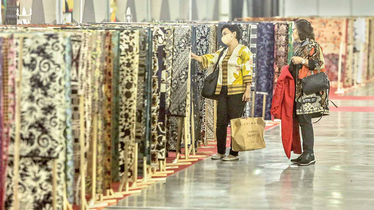POTENSIAL: Pengunjung melihat koleksi batik yang dipajang saat festival batik 2022 di JEC kemarin (19/10). Festival yang mengangkat tema Jagaddhita Batik Jogja Istimewa itu diikuti seluruh daerah di Indonesia. Untuk dapat mengenalkan keberagaman motif bat