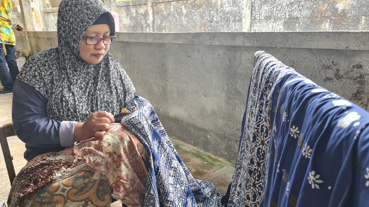 BERMOTIF: Para pekerja tampak mencanting batik di kain. Pemilik memang sengaja memberdayakan warga sekitar.(Naila Nihayah/Radar Jogja)