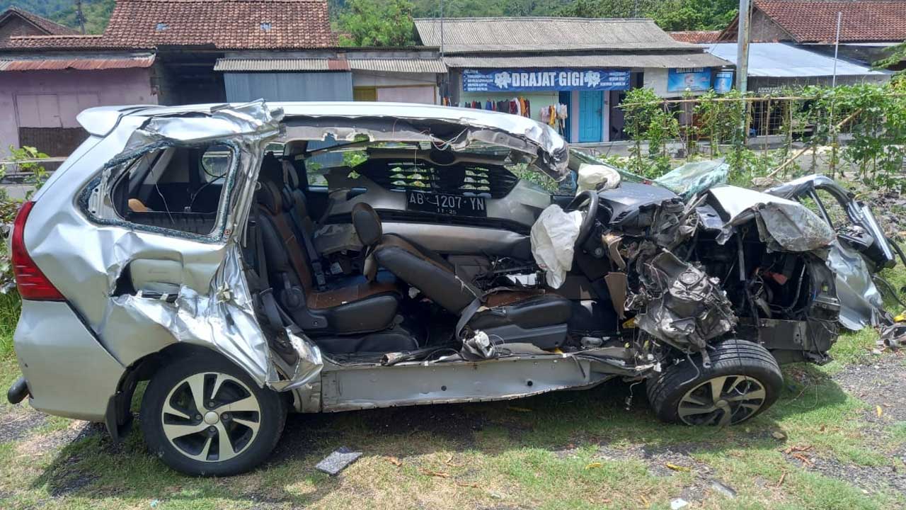 RINGSEK: Kondisi kendaraan pasca kecelakaan lalu lintas kembali terjadi di wilayah Bantull di Jalan Jogja-Wonosari Km.14, Piyungan pada kemarin (5/10).(DOKUMENTASI HUMAS POLRES BANTUL)
