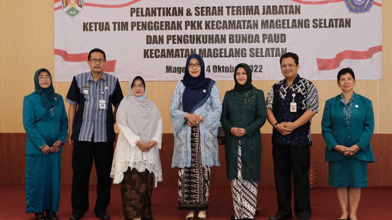 SIMBOLIS: Ketua Tim Penggerak PKK Kota Magelang Niken Ichtiaty Nur Aziz melantik Titi Aryati sebagai Ketua Tim Penggerak PKK Kecamatan Magelang Selatan masa bhakti 2022-2026.(Prokompim Kota Magelang)