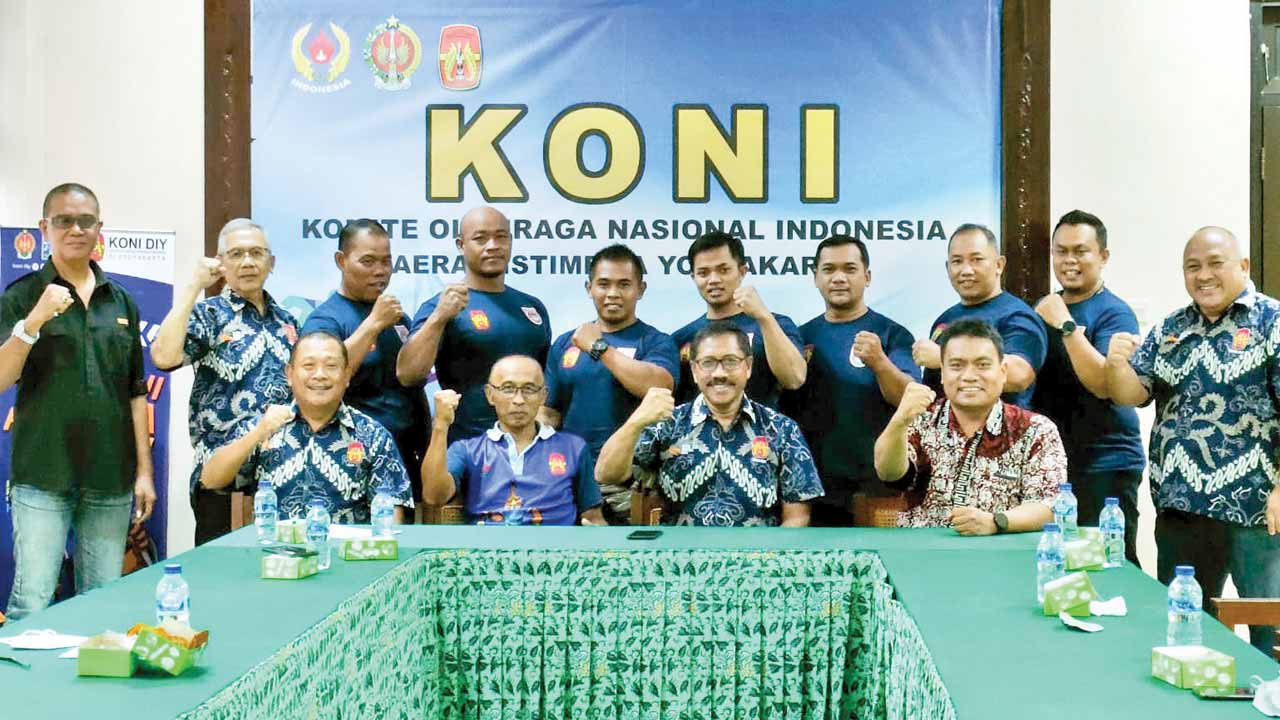 SIAP TANDING: Pengurus KONI DIJ bersama perwakilan SIWO PWI DIJ usai audiensi di Gedung KONI DIJ, Rabu (19/10). (Gregorius Bramantyo/Radar Jogja)