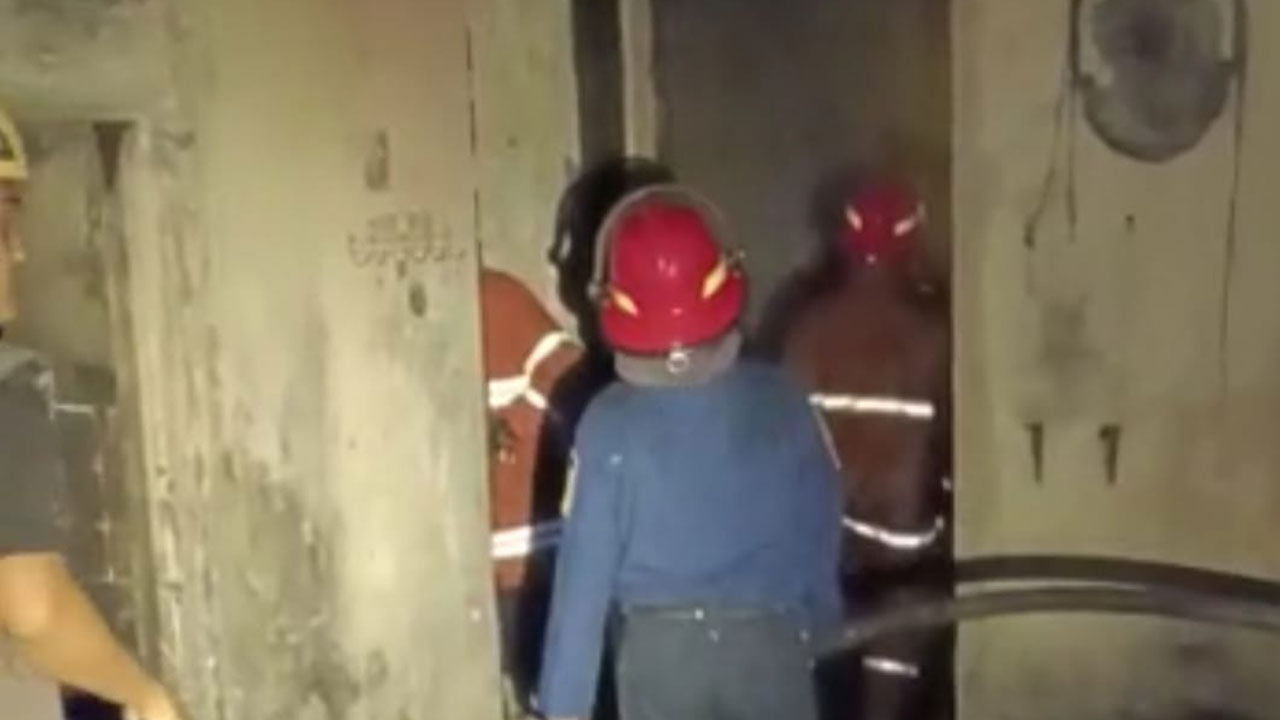 PROSES EVAKUASI: Gabungan relawan saat menjinakkan api di Perumahan Sidoarum Blok 2, Jalan Alpokat, Godean Sabtu malam (8/10).(DOKUMENTASI DAMKAR SLEMAN)