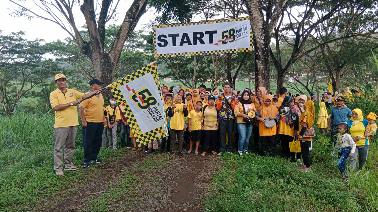 JALAN SEHAT: Ketua DPD Partai Golkar Kulonprogo saat melepas peserta Gerak Jalan HUT Golkar Ke-58 di lapangan Kapanewon Girimulyo, Kulonprogo, kemarin.(HENDRI UTOMO/RADAR JOGJA)