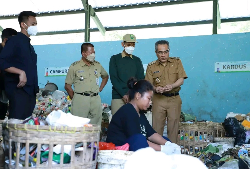 KEBIJAKAN STRATEGIS: Bupati Bantul Abdul Halim Muslih (kanan) mengunjungi tempat pengolahan sampah di Kalurahan Guwosari, Pajangan beberapa waktu lalu.(Zakki Mubarok/Radar Jogja).