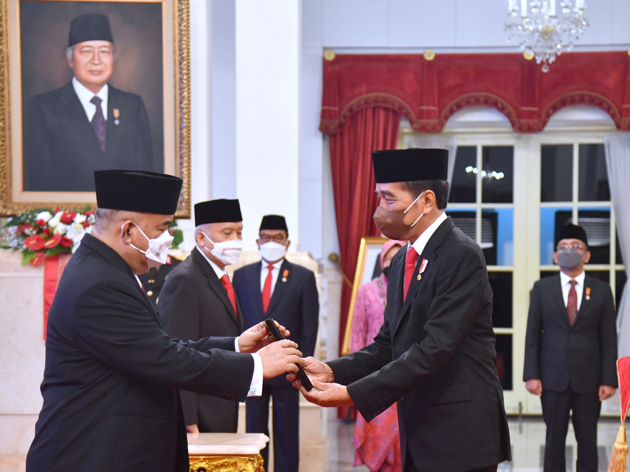 PAHLAWAN : Presiden Joko Widodo menyerahkan penganugerahan gelar Pahlawan Nasional kepada Kanjeng Gusti Pangeran Adipati Arya (KGPAA) Paku Alam (PA) VIII yang diterima KGPAA Paku Alam X di Istana Merdeka, Jakarta, Senin (7/11). (FOTO : RUSMAN BPMI SETPRES