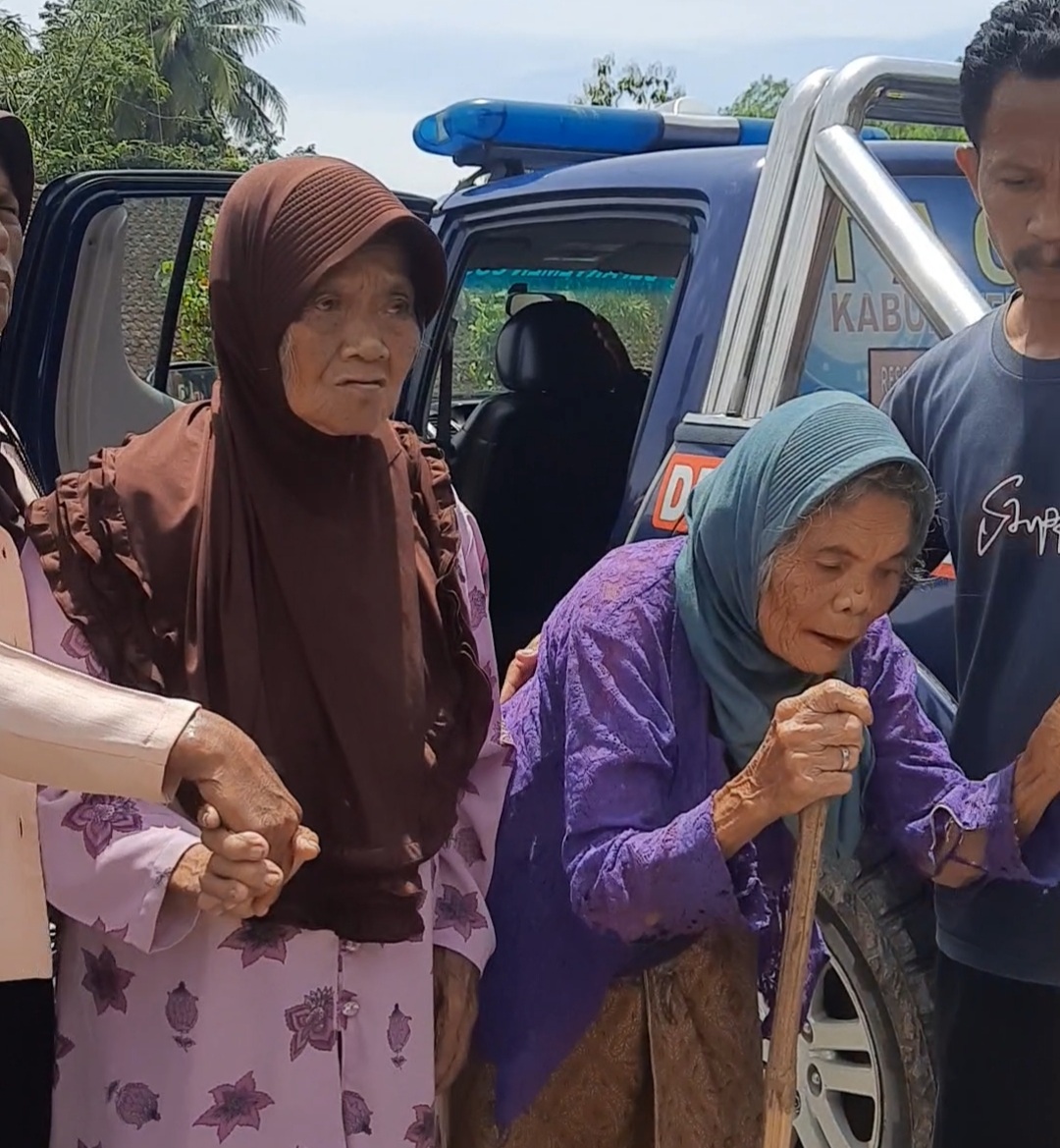 BIAR AMAN- Petugas mengevakuasi manula dari lokasi rawan longsor menuju kantor Balai Kalurahan Candirejo, Kapanewon Semin kemarin (19/11)