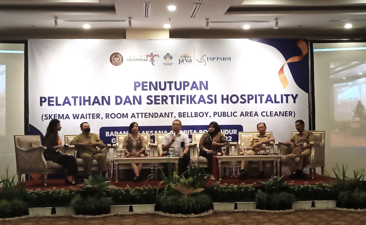 Penutupan pelatihan dan sertifikasi hospitality yang diperuntukkan bagi SDM di desa wisata penyangga Zona Otorita Borobudur di Hotel Keisha Sleman, kemarin (28/11). Pelatihan dan sertifikasi persiapkan kawasan resort yang mulai dibangun 2023.(WULAN YANUAR