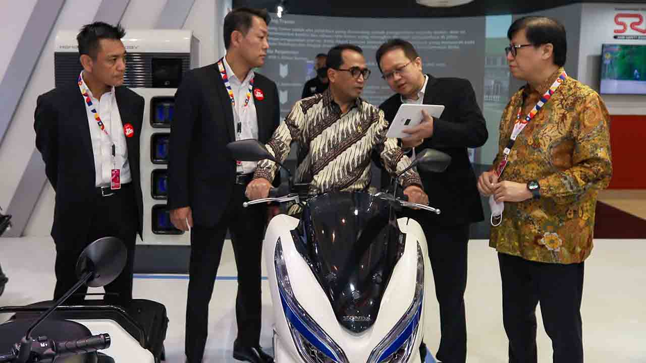 IMOS: Jajaran direksi AHM bersama dengan Menteri Perhubungan Budi Karya (tengah) pada pembukaan IMOS 2022. (HONDA FOR RADAR JOGJA)