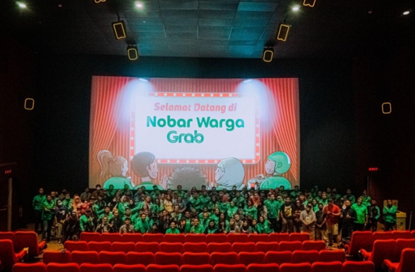 Antusiasme Mitra Pengemudi Grab dan keluarganya dalam acara Nobar Warga Grab di Empire XXI Cinema, Yogyakarta pada Jumat, (18/11).
