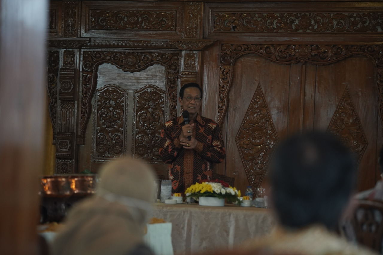 DISKUSI : Gubernur DIJ Hamengku Buwono X tengah berdiskusi dengan eksportir di Kompleks Kepatihan Pemprov DIJ, Selasa (15/11). (PEMPROV DIJ for RADAR JOGJA)