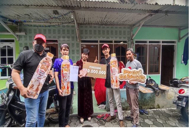 BERUNTUNG : Ho Fa Tjien berhak mendapatkan hadiah Rp. 10 Juta dari program IBBK 2 atau ICHITAN Bagi Bagi Kejutan 2. (ISTIMEWA)