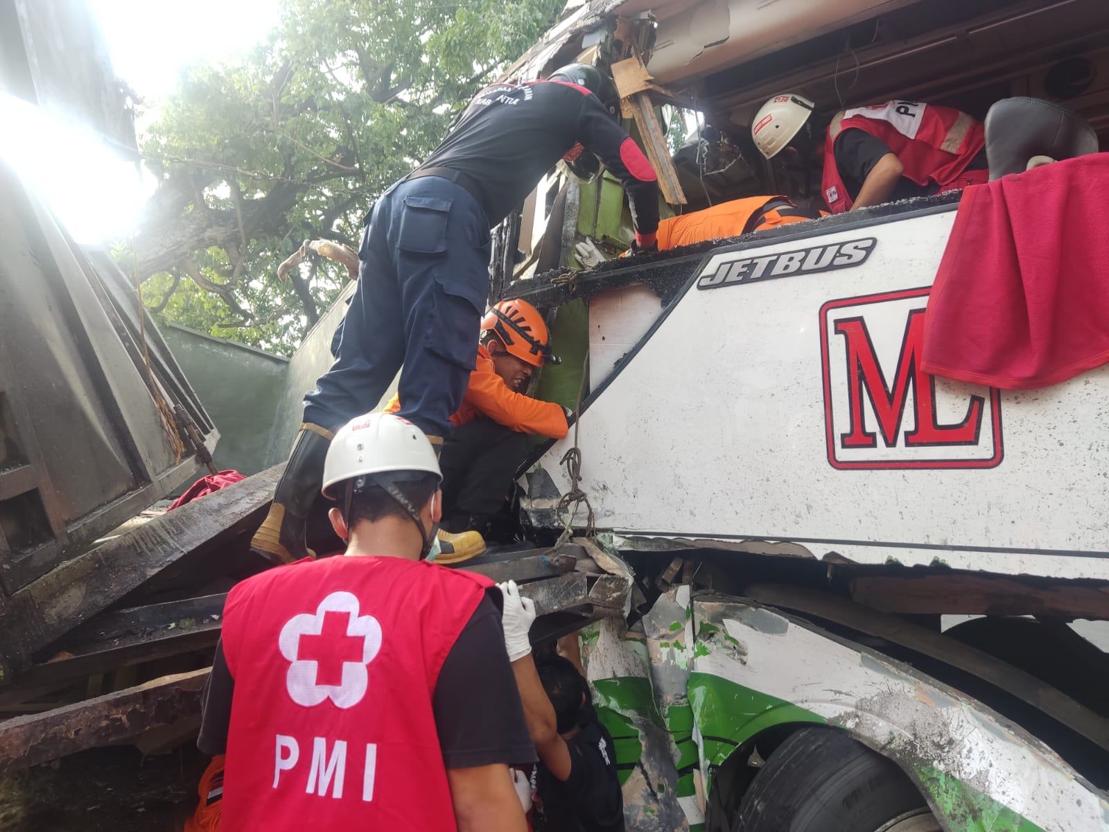 EVAKUASI: Kecelakaan lalulintas terjadi di Ringroad Selatan, tepatnya Barat Simpangempat Druwo Jalan Parangtritis, Bantul, Senin pagi (7/11). (BASARNAS JOGJAKARTA for RADAR JOGJA)