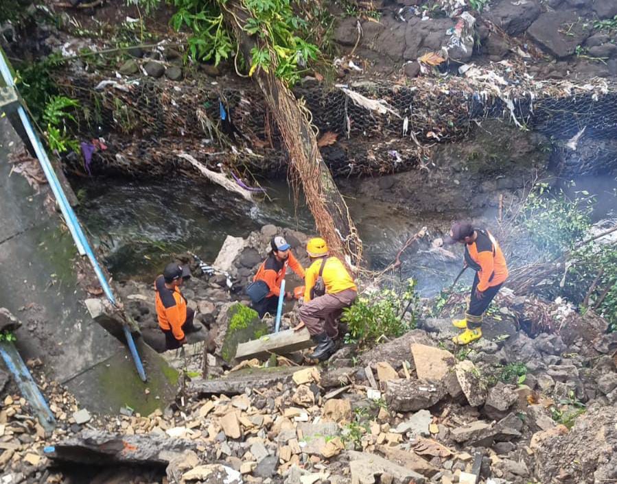 ROBOH : Personil BPBD Sleman bersama warga tengah melakukan evakuasi jembatan roboh di Dusun Dayakan RT 13 RW 01, Purwomartani, Kalasan, Sleman, Rabu (9/11). (BPBD SLEMAN for RADAR JOGJA)
