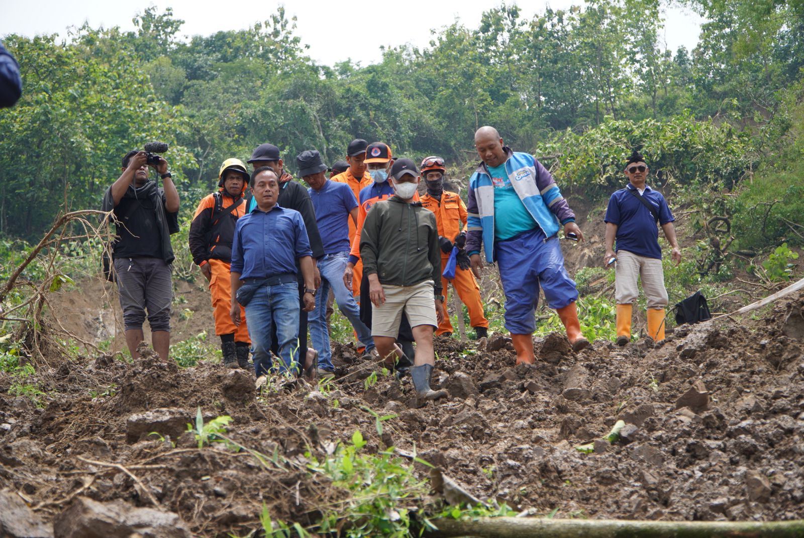 PROSES EVAKUASI - Bupati Gunungkidul, Sunaryanta melakukan pengecekan langsung titik longsor yang menyebabkan dua orang terjebak reruntuhan di Blembemg, Candirejo, Semin kemarin (19/11)