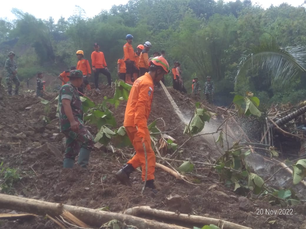 CARI : Tim relawan gabungan tengah mencari dua korban tanah longsor di Semin, Gunungkidul, Minggu (20/11). (KANTOR BASARNAS JOGJAKARTA for RADAR JOGJA)