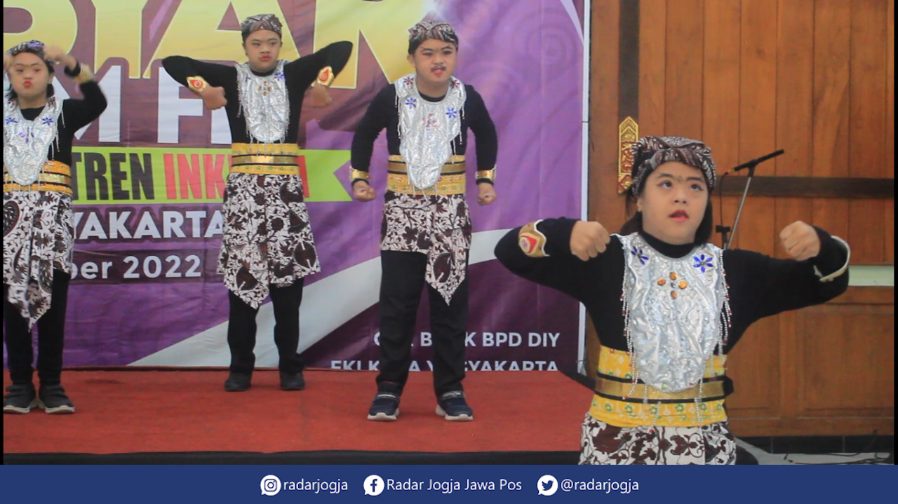 CERIA : Anak-anak dengan down sindrom menampilkan gerakan senam silat pada gelaran Gebyar UMKM Disabilitas di Kompleks Balai Kota Jogja, Senin (1/11). (ANNISSA KARIN/RADAR JOGJA)