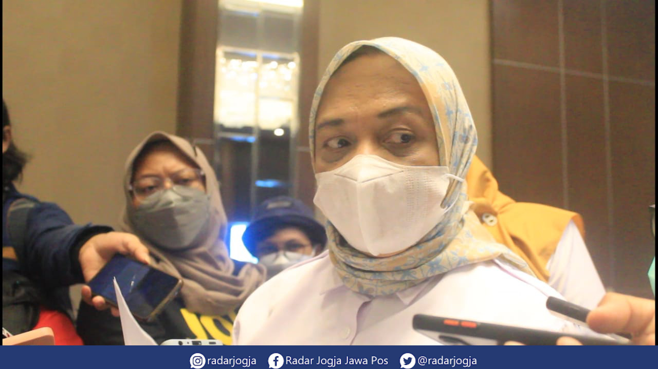 KAWAL : Kepala BBPOM Jogjakarta Trikoranti Mustikawati pastikan timnya mengawal penarikan obat-obat sirup dengan cemaran EG dan DEG yang melebihi ambang batas. (ANNISSA KARIN/RADAR JOGJA)