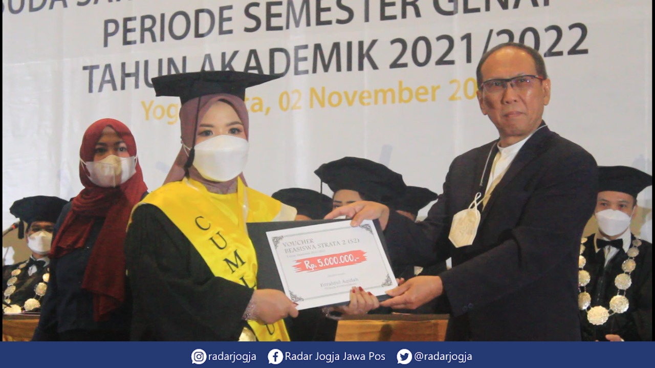 SELAMAT : Prosesi wisuda 54 mahasiswa Universitas Proklamasi 45 di salah satu hotel di Caturtunggal, Sleman, Rabu (2/11). (ANNISSA KARIN/RADAR JOGJA)