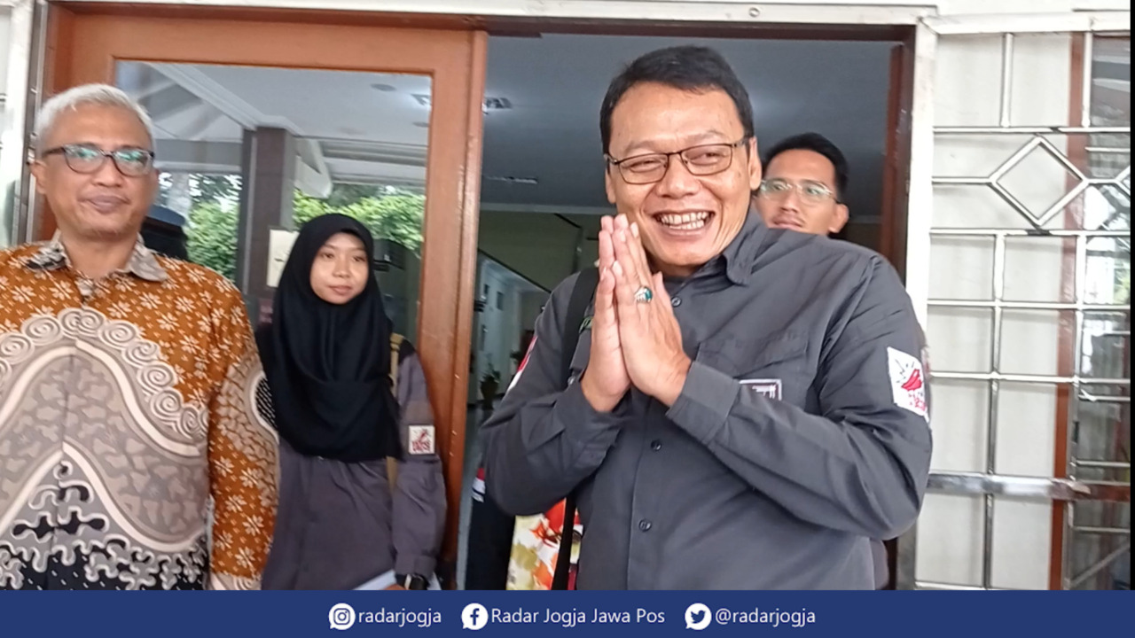 BATAL : Pemilik Waroeng Spesial Sambal Yoyok Hery Wahyono batalkan kebijakan pemotongan gaji karyawan penerima BSU usai datangi Kantor Disnakertrans DIJ, Kamis (3/11). (DWI AGUS/RADAR JOGJA)