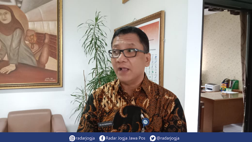 SOSOK : Sekretaris Dinas Pendidikan Kabupaten Sleman Sri Adi Sarmanto saat diwawancara di Kantor Dinas Pendidikan Sleman, Kamis (3/11). (ANNISSA KARIN/RADAR JOGJA)
