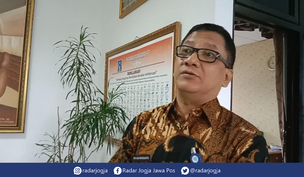 LARANG : Sekretaris Dinas Pendidikan Kabupaten Sleman Sri Adi Marsanto mengatakan sekolah dilarang melakukan praktik jual beli seragam. Ini disampaikan di Kantor Dinas Pendidikan Kabupaten Sleman, Kamis (3/11). (ANNISSA KARIN/RADAR JOGJA)