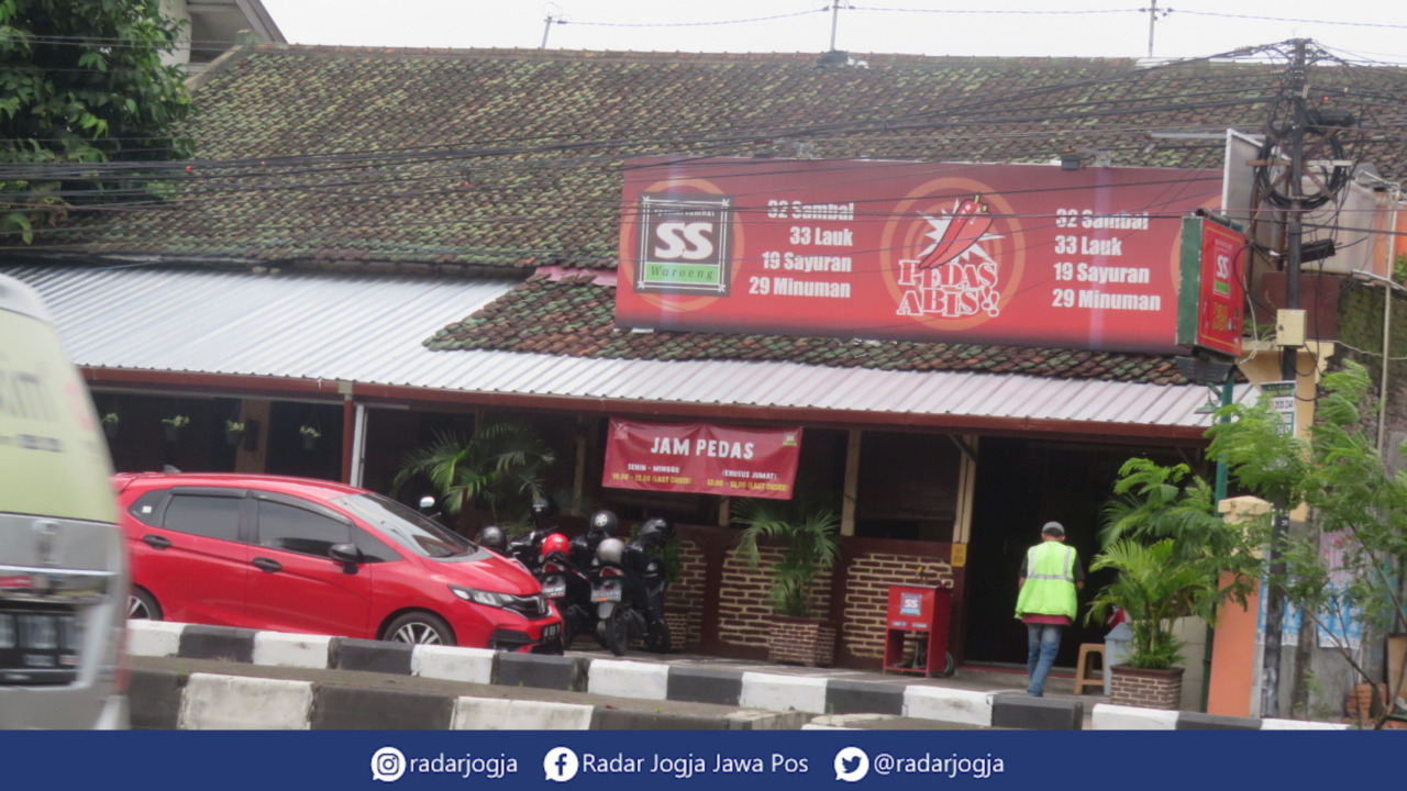 LARIS : Outlet Waroeng Spesial Sambal di Ringroad Utara, Condongcatur, Depok, Sleman. (DWI AGUS/RADAR JOGJA)