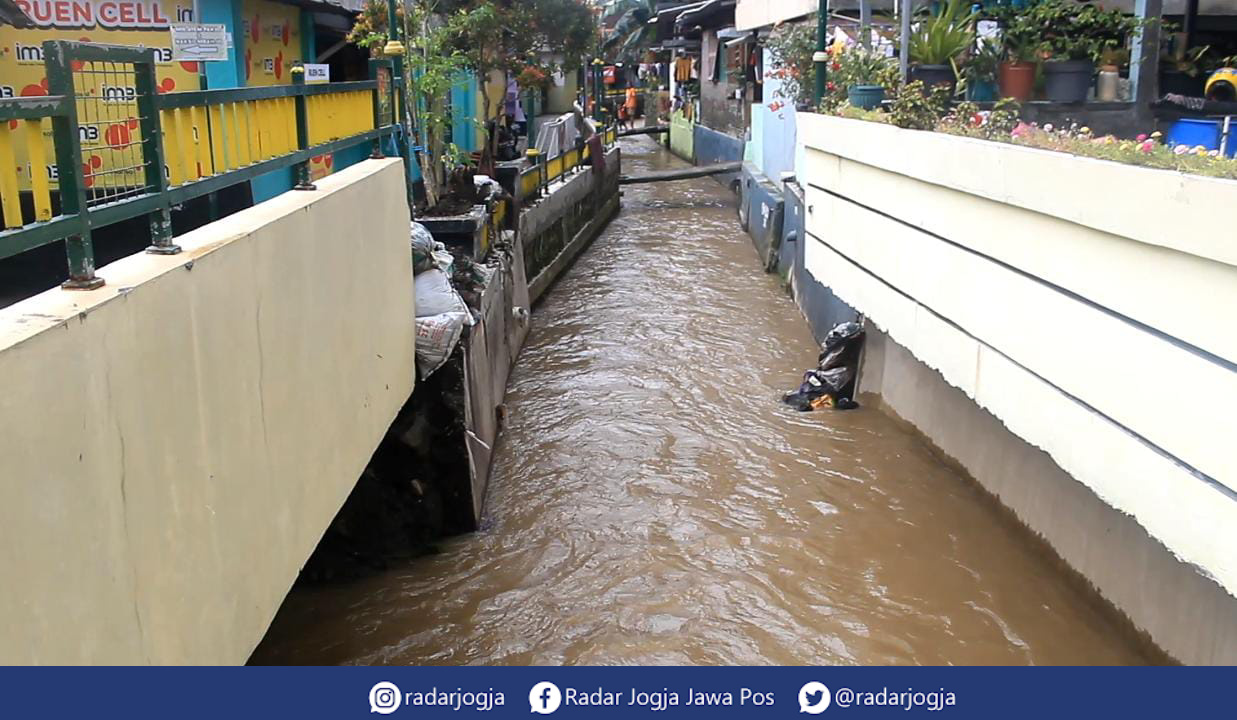 MELUAP : Sungai Belik di RW 08 RT 31, Iromejan, Klitren, Kota Jogja sempat meluap dan genangi rumah warga, Minggu (6/11). (ANNISSA KARIN/RADAR JOGJA)