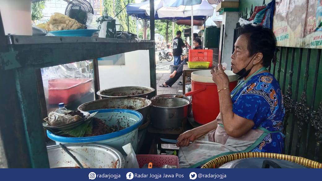 IKONIK : Gudeg Kangen Bu Manto berlokasi di Jalan Afandi No. 15, Soropadan, Condongcatur, Sleman. (ANNISSA KARIN/RADAR JOGJA)