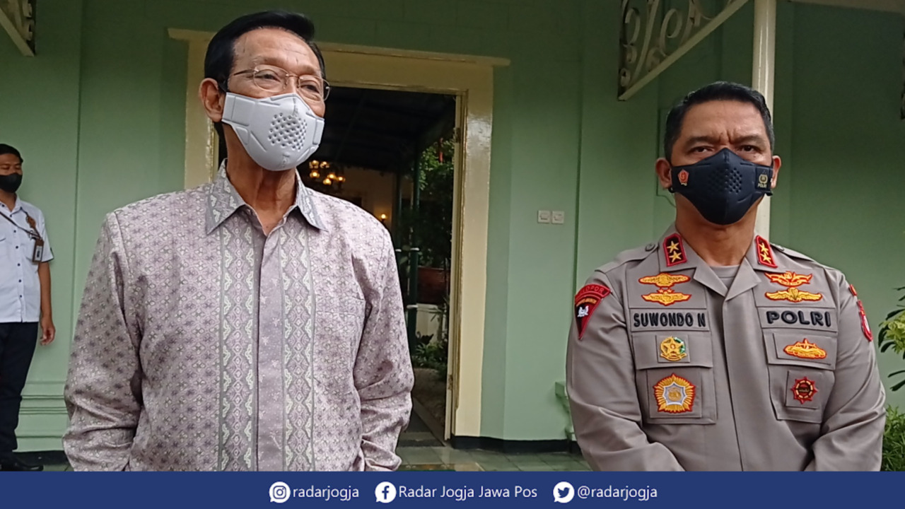 BERTEMU : Gubernur DIJ Hamengku Buwono X dan Kapolda DIJ Irjen Pol Suwondo Nainggolan ditemui di Kompleks Kepatihan Pemprov DIJ, Rabu (9/11). (DWI AGUS/RADAR JOGJA)