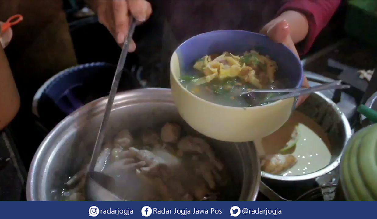 KULINER : Hidangan Sop Kembang Waru dapat ditemui di Pasar Beringharjo Lantai 2. Dibanderol dengan harga Rp 15 ribu per porsi. (ANNISSA KARIN/RADAR JOGJA)