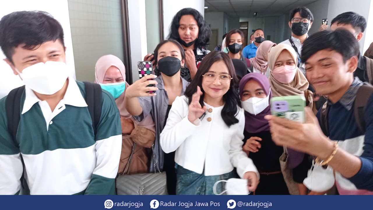RAMAH : Prilly Latuconsia saat melayani permintaan ber-swafoto mahasiswa usai mengajar di Fisipol UGM, Kamis (10/11). (DWI AGUS/RADAR JOGJA)
