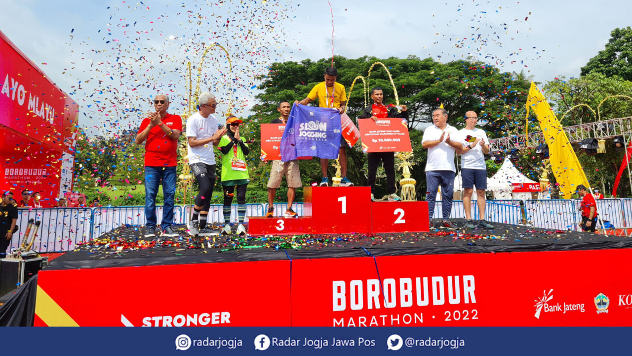 BERSEMANGAT: Para pemenang kategori Tilik Candi Borobudur Marathon. (NAILA NIHAYAH/RADAR JOGJA)