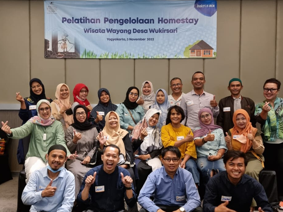 DUKUNGAN : BCA Gelar Pelatihan Pengelolaan Homestay Wisata Wayang Wukirsari - Adviser CSR Solutions, Ira Bachtar (baris tengah, pertama dari kiri) bersama Fasilitator Business Wisdom Institute, Made Muku (baris belakang, keempat dari kanan) turut menghadi