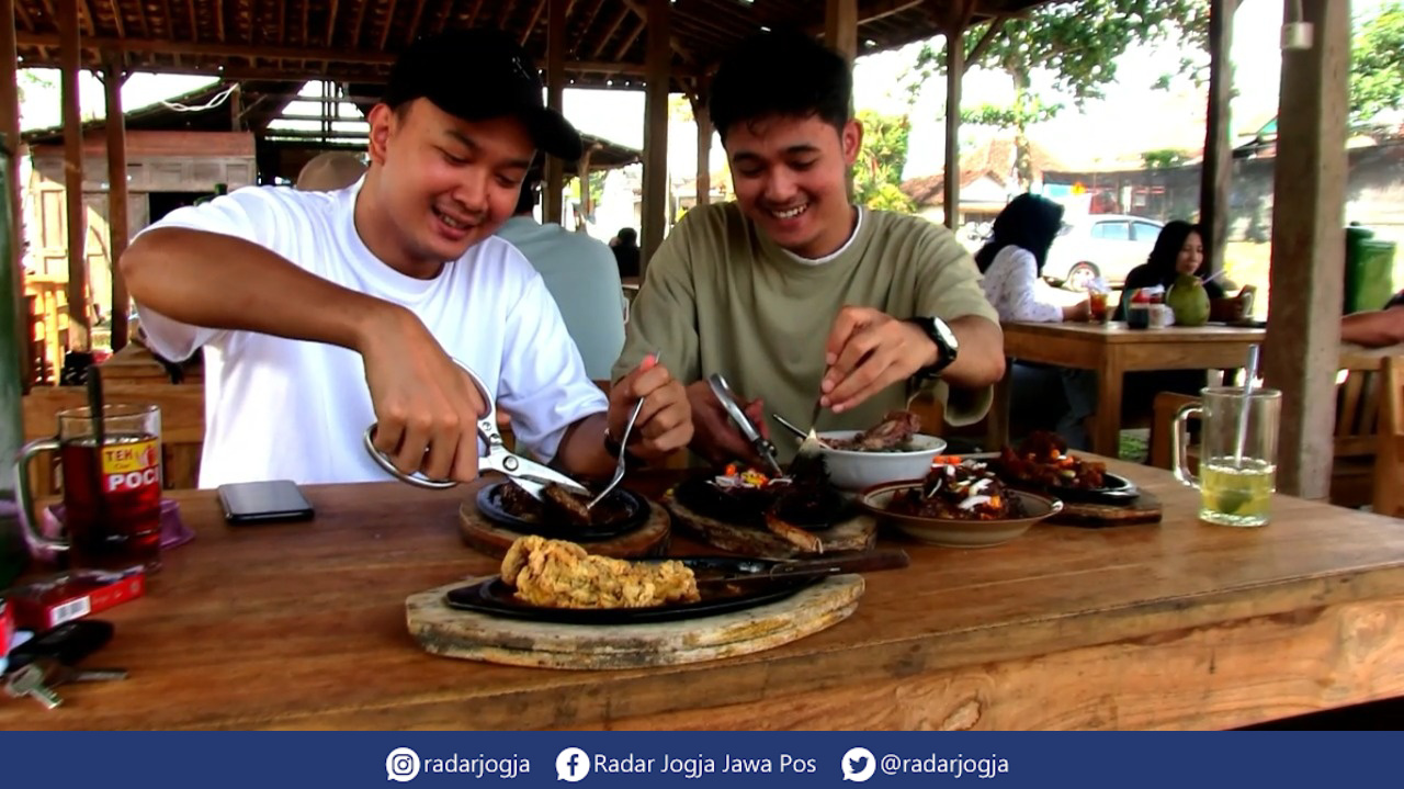 MENGGODA : Menu Iga Bakar Samber Gledek di Warung Kaji Papat yang berlokasi di Berbah, Sleman. (ANNISSA KARIN/RADAR JOGJA)