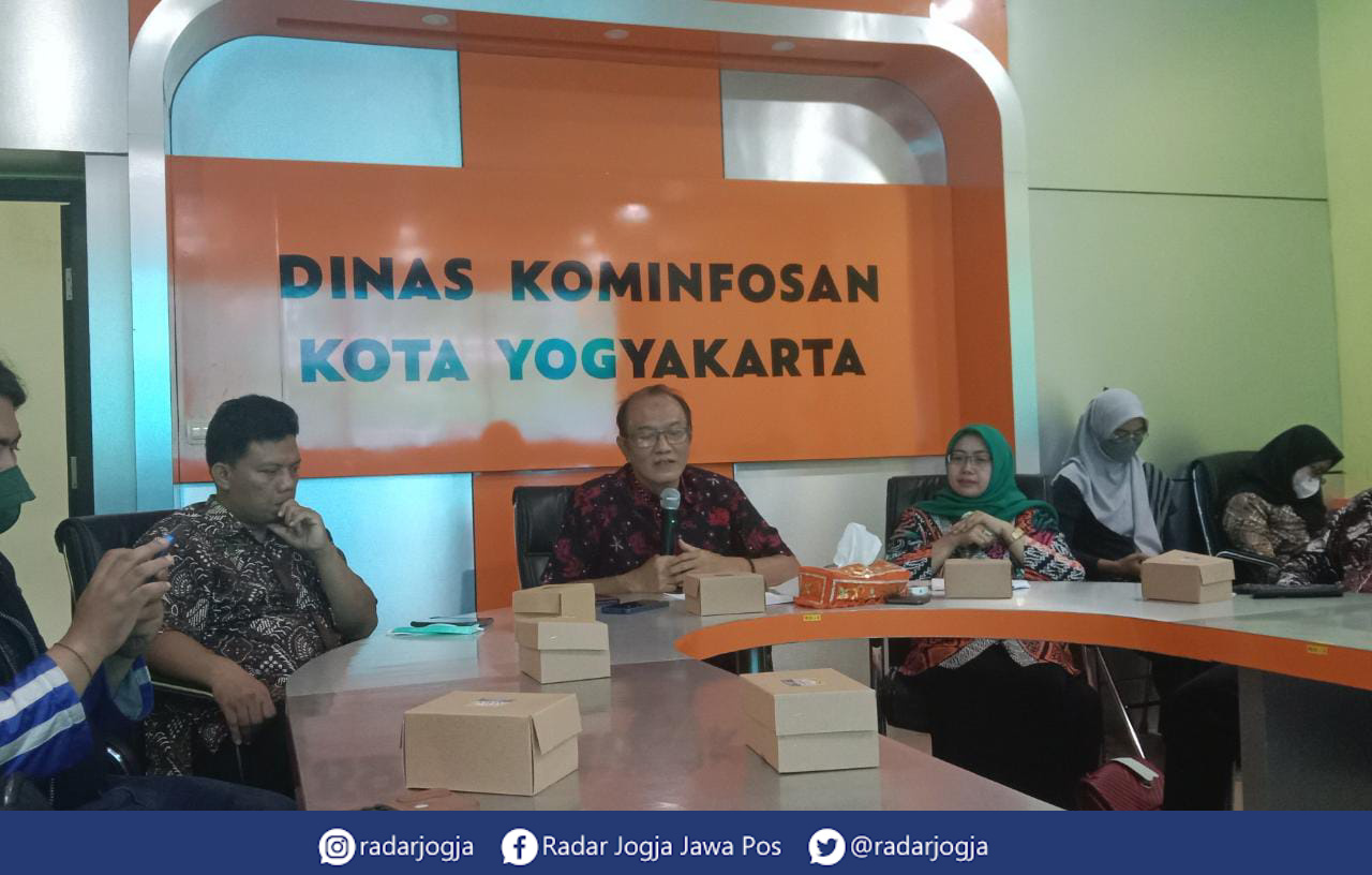 SOSOK : Kepala Dinas Pertanian dan Pangan Kota Jogja Suyana saat ditemui pada jumpa pers di Kompleks Balai Kota Jogja, Selasa (15/11). (ANNISSA KARIN/RADAR JOGJA)