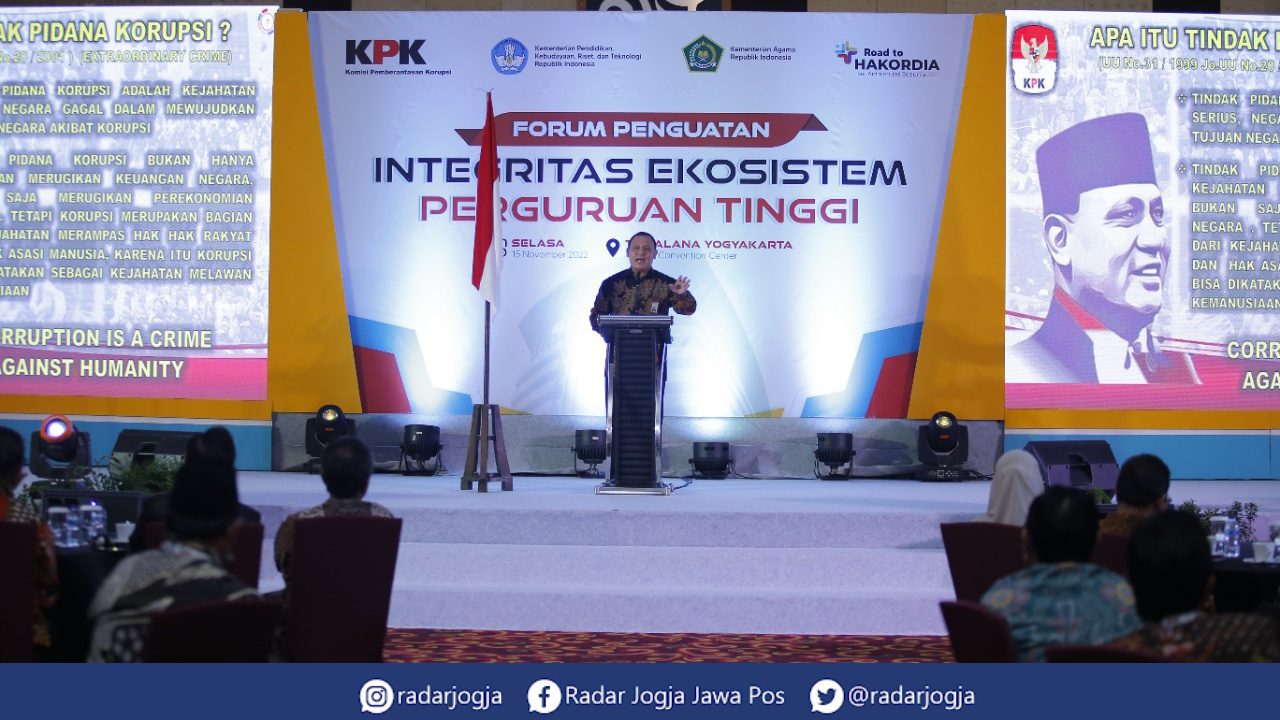 KOMITMEN : Ketua KPK Firli Bahruri menghadiri deklarasi pernyataan komitmen para pimpinan Perguruan Tinggi Negeri (PTN) dan Perguruan Tinggi Keagamaan Negeri (PTKN) se-Indonesia di Hotel Alana Jogjakarta, Selasa (15/11). (DWI AGUS/RADAR JOGJA)