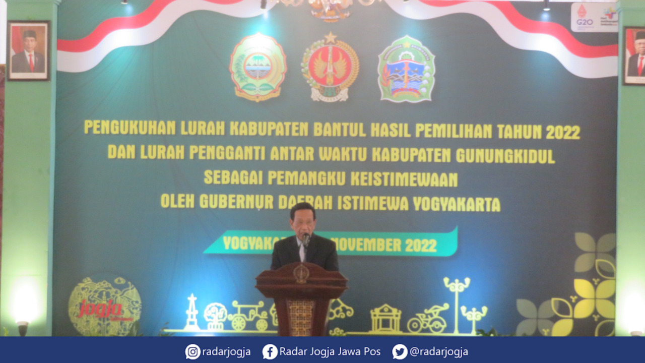 TEGAS : Gubernur DIJ Hamengku Buwono X berpesan agar Lurah menjaga dan tidak menyalahgunakan tanah desa di wilayah masing-masing, saat pelantikan Lurah di Bangsal Kepatihan Pemprov DIJ, Rabu (16/11). (DWI AGUS/RADAR JOGJA)