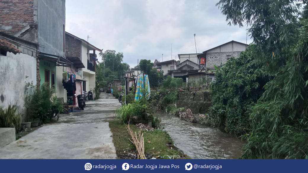 MELUAP : Kondisi bantaran Sungai Gajah Wong Padukuhan Mrican, Rabu (16/11). (ANNISSA KARIN/RADAR JOGJA)
