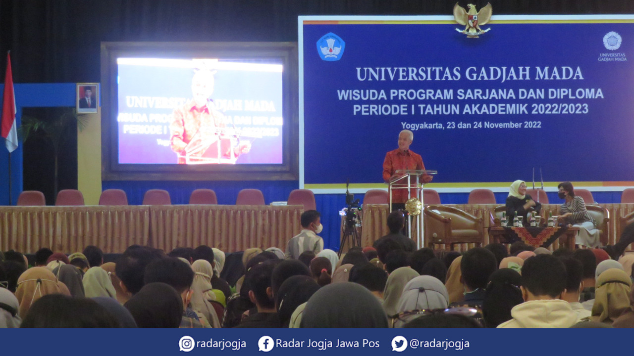 WEJANGAN : Ketua Pengurus Pusat Kagama Ganjar Pranowo memberikan bekal kepada calon wisudawan 2022/2023 UGM Jogjakarta di Grha Sabha Pramana UGM, Selasa (22/11). (DWI AGUS/RADAR JOGJA)
