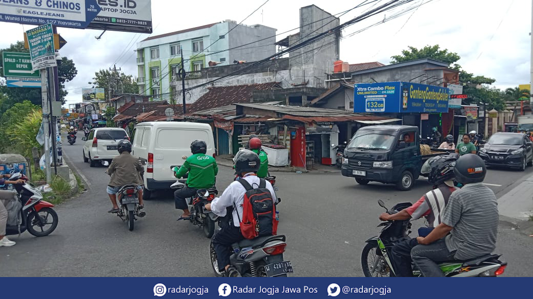 DITATA : Kondisi lalu lintas Simpang Empat OB, Selasa (22/11). (ANNISSA KARIN/RADAR JOGJA)