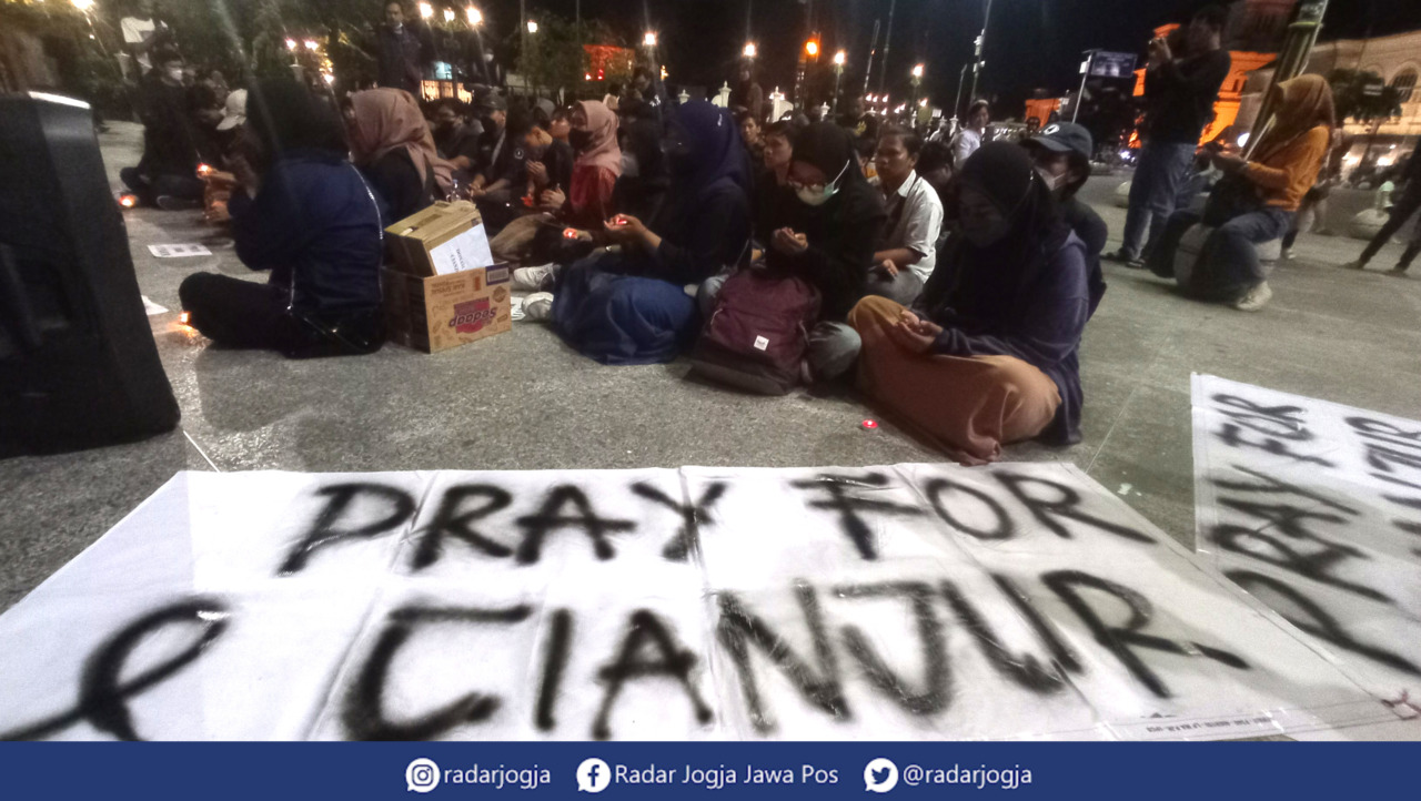 EMPATI : Aliansi Mahasiswa Nusantara di Jogjakarta menggelar doa bersama di Titik Nol Kilometer Jogjakarta, Rabu malam (23/11).  (DWI AGUS/RADAR JOGJA)