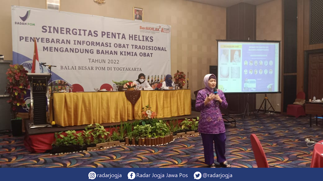 EDUKASI : BBPOM Jogjakarta bersama dengan akademisi farmasi UGM memberikan edukasi tentang bahayanya campuran jamu dan bahan kimia obat, Kamis (24/11). (ANNISSA KARIN/RADAR JOGJA)