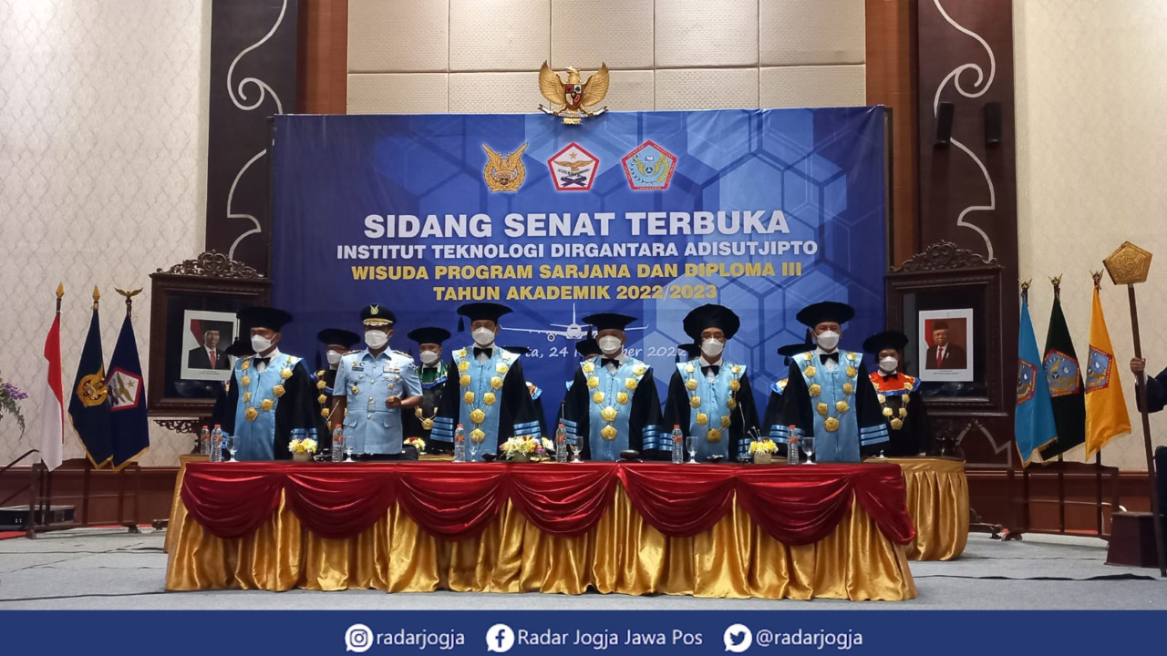 KHIDMAD: Prosesi wisuda Institut Teknologi Dirgantara (ITD) Adisutjipto Jogjakarta di Sahid Jaya Hotel dan Convention Jogjakarta, kemarin (24/11). (MEITIKA CANDRA LANTIVA/RADAR JOGJA)