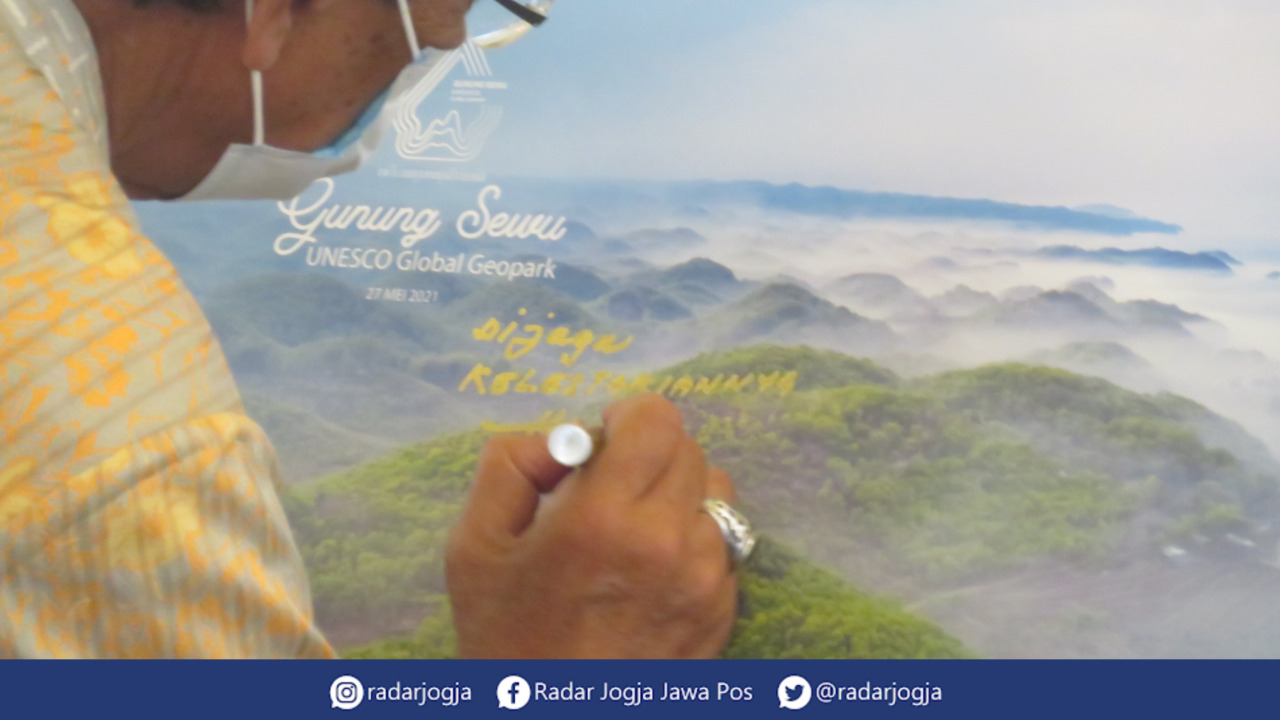 PERANGKO : Gubernur DIJ Hamengku Buwono X berpesan agar kawasan Gunung Sewu Gunungkidul dijaga, saat peresmian Perangku Gunung Sewu medio 2021. (DWI AGUS/RADAR JOGJA)